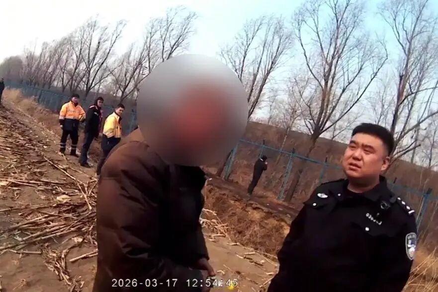 又到一年烧荒季，吉林农民违规烧荒惹大事， 逼停11趟列车，涉事人已被刑拘。
  