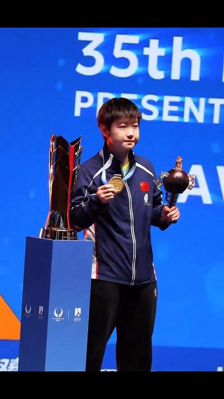 慢镜头回看亚洲杯争议一球。
慢镜头回看孙颖莎，王曼昱亚洲杯决赛争议一球，这球明显