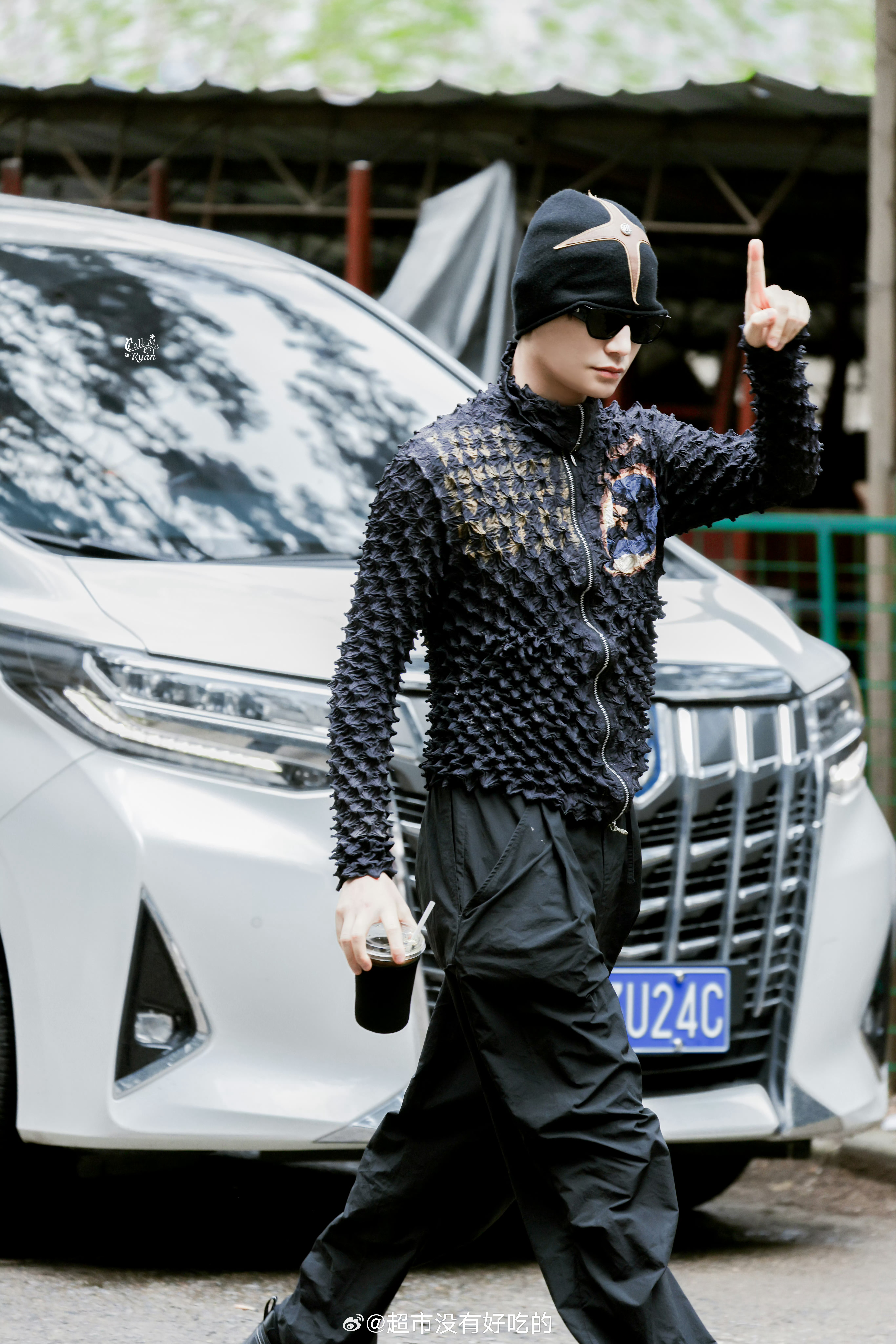 丁禹兮《司宫令》今日上班路透今天是尖刻外套和冷帽，不愧是沪上潮男太帅了拍摄顺利，