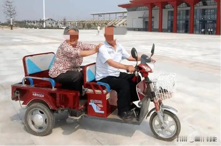 讹天讹地讹空气！湖北咸宁，70岁老人无证驾驶三轮摩托车出行，没有戴头盔，还载着老