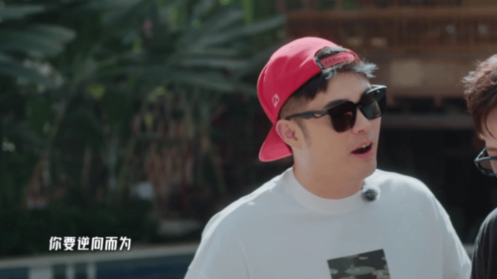 鹿晗提醒冰水面瘫 鹿晗对邓超也太操心了！超哥用冰水敷脸搞“爱豆妆”，小鹿立马上线