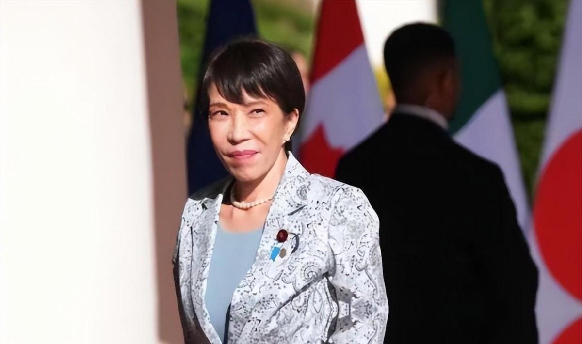日本现在可以说是如坐针毡。11月深圳就要办APEC峰会了，日本媒体圈突然开始疯狂