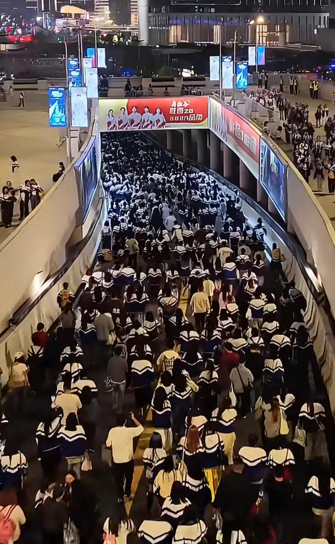 不知道的还以为是哪个学校晚自习放学了，好怀念这样的感觉啊！！我的青春徐良五一万人