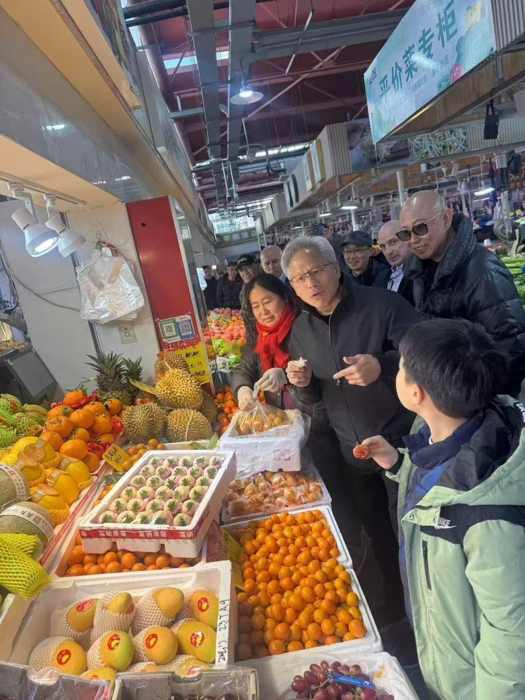 今日下午，英伟达CEO黄仁勋现身上海陆家嘴街道乳山路锦德菜市场，晚上将参加英伟达