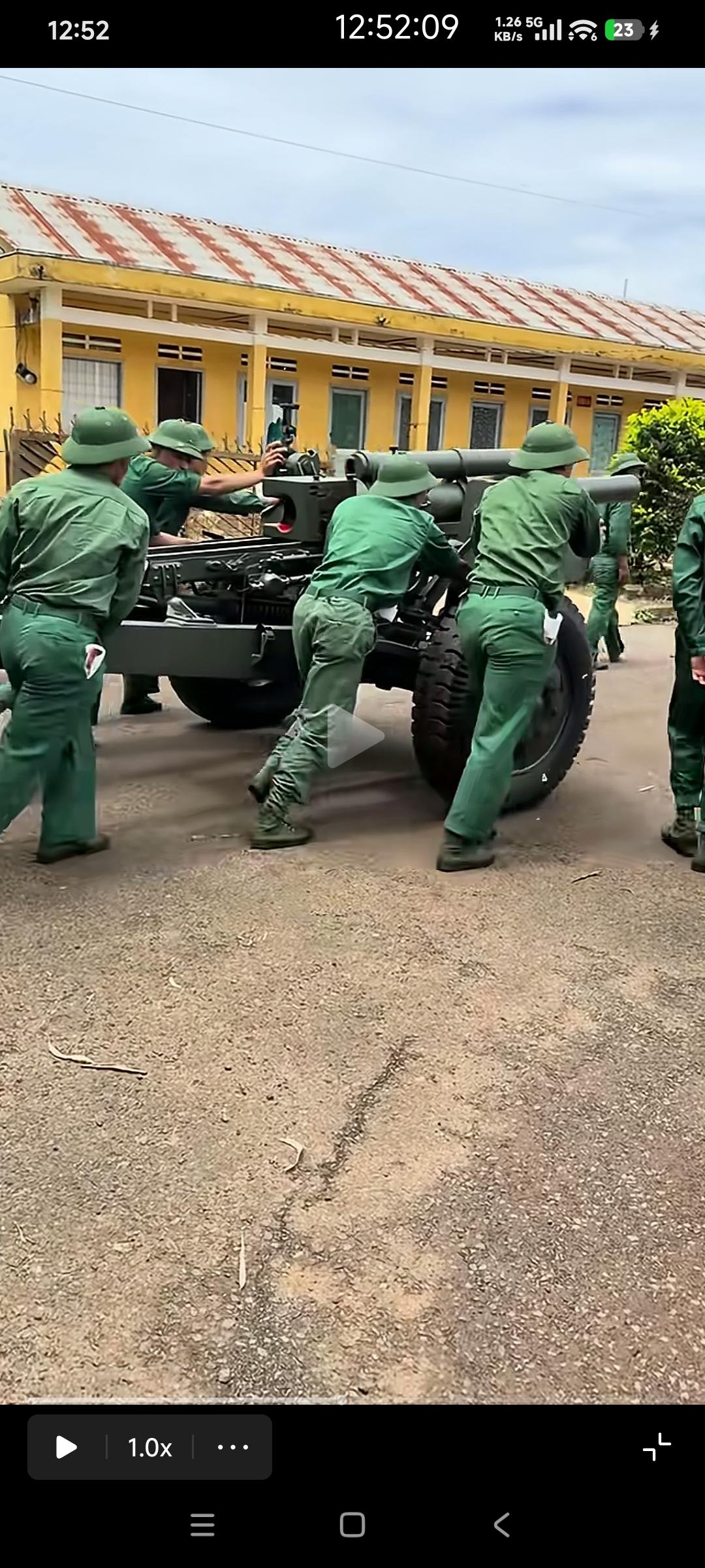 越南士兵推着一门美国的M2A1（M101）105mm榴弹炮绕着军营跑，他们不是要