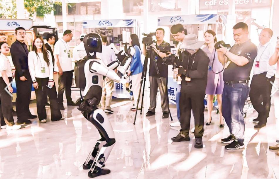 光谷步行街的 “机械臂”：2025 武汉创新的烟火气

当 2025 年 11 