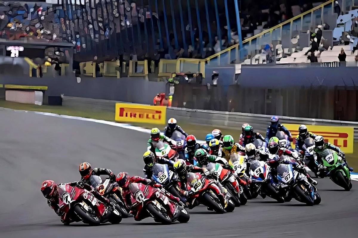 在荷兰阿森赛道的看台上，所有人都在盯着那道突然亮起的红灯。
这是WSBK荷兰站第