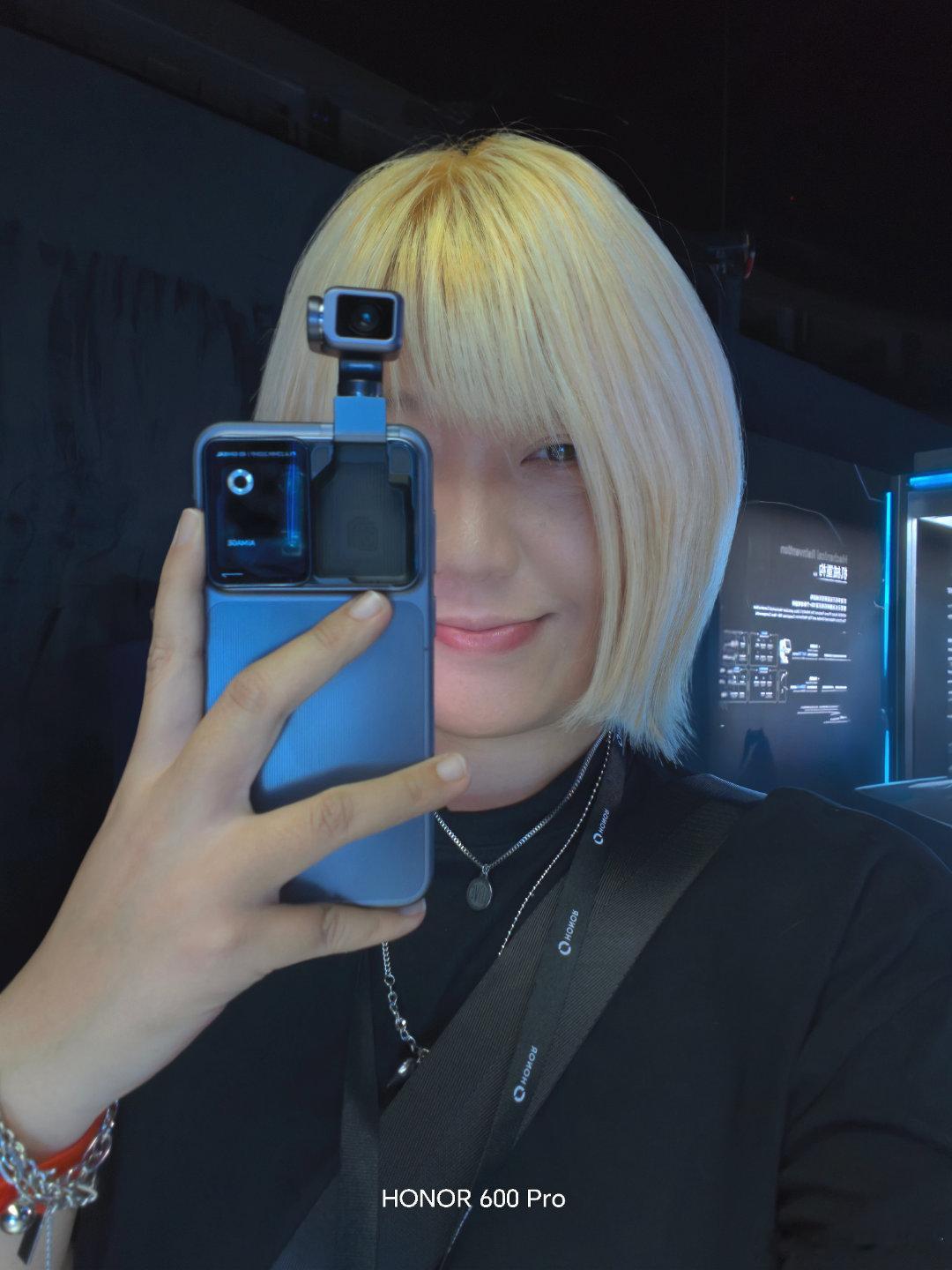 上手荣耀robot phone ！见证新物种～未来已来，太酷了太酷了！荣耀发布会