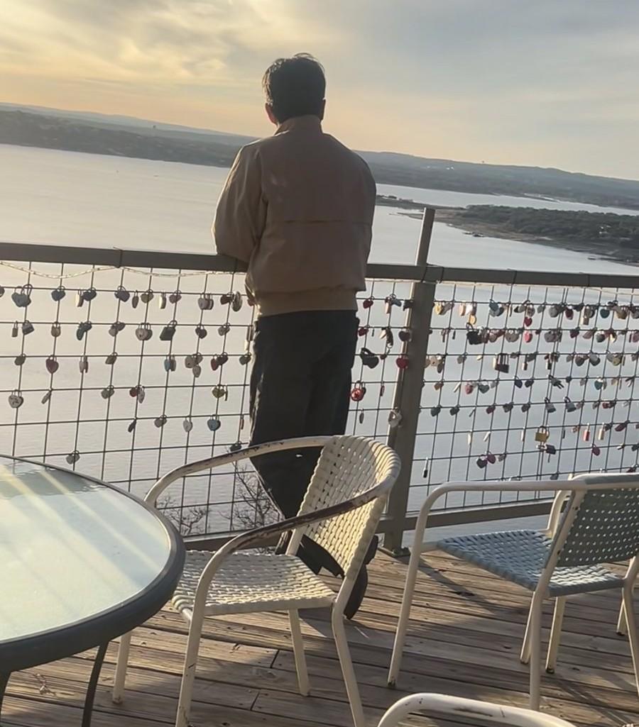 五十岁的汪涵在美国街头被拍，头发紧贴头皮，胡子花白，差点没认出来。
这可不是芒果