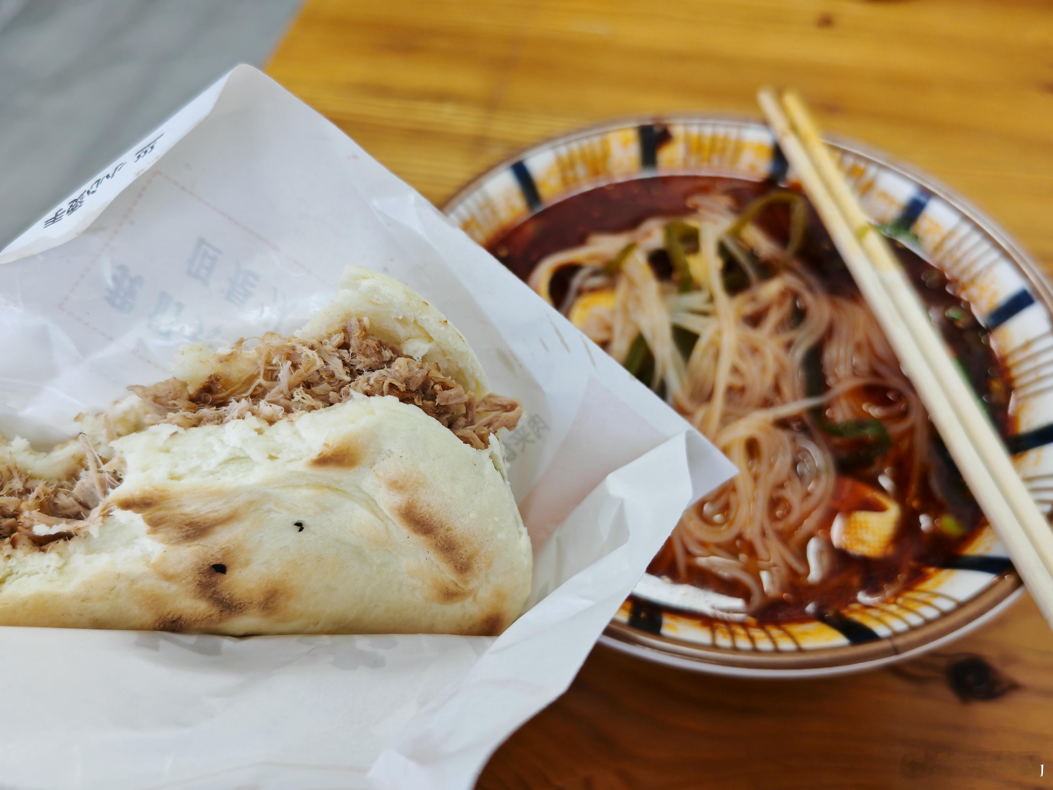 今天忙晕了，现在才吃第一顿饭，肉夹馍和红油米线，香哭了。[允悲] ​​​