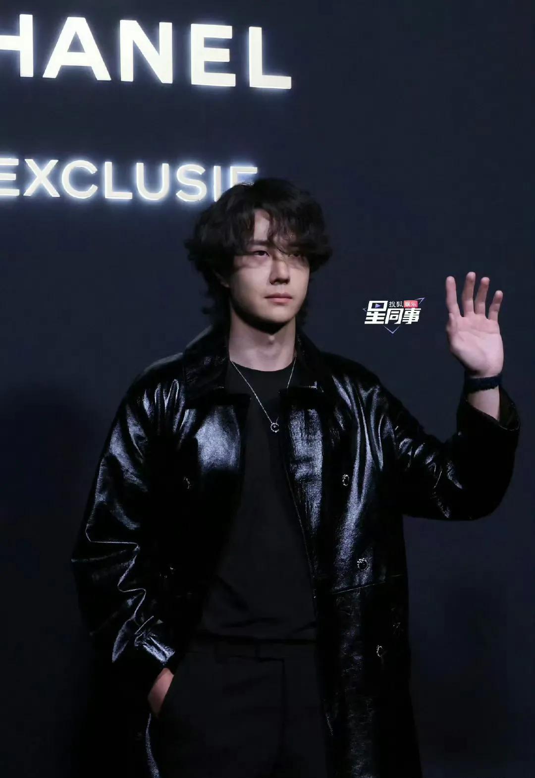 王一博新活动美图来啦
走的就是这个流浪汉风格