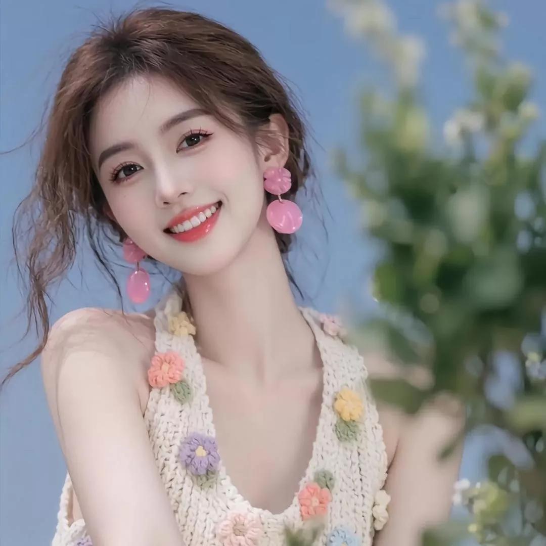 少女心爆棚的粉色花朵耳环，甜美笑容，阳光下的美好瞬间。少女粉耳饰 温柔花朵耳饰 