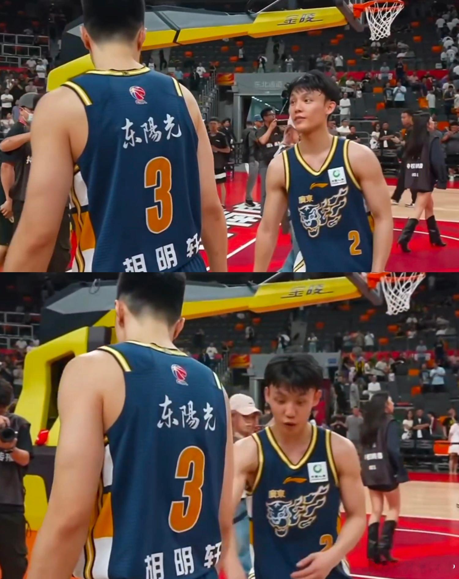 广东男篮主场惨败给龙狮男篮的赛后，徐杰还心有不甘地在那比比划划，给胡明轩做战术配