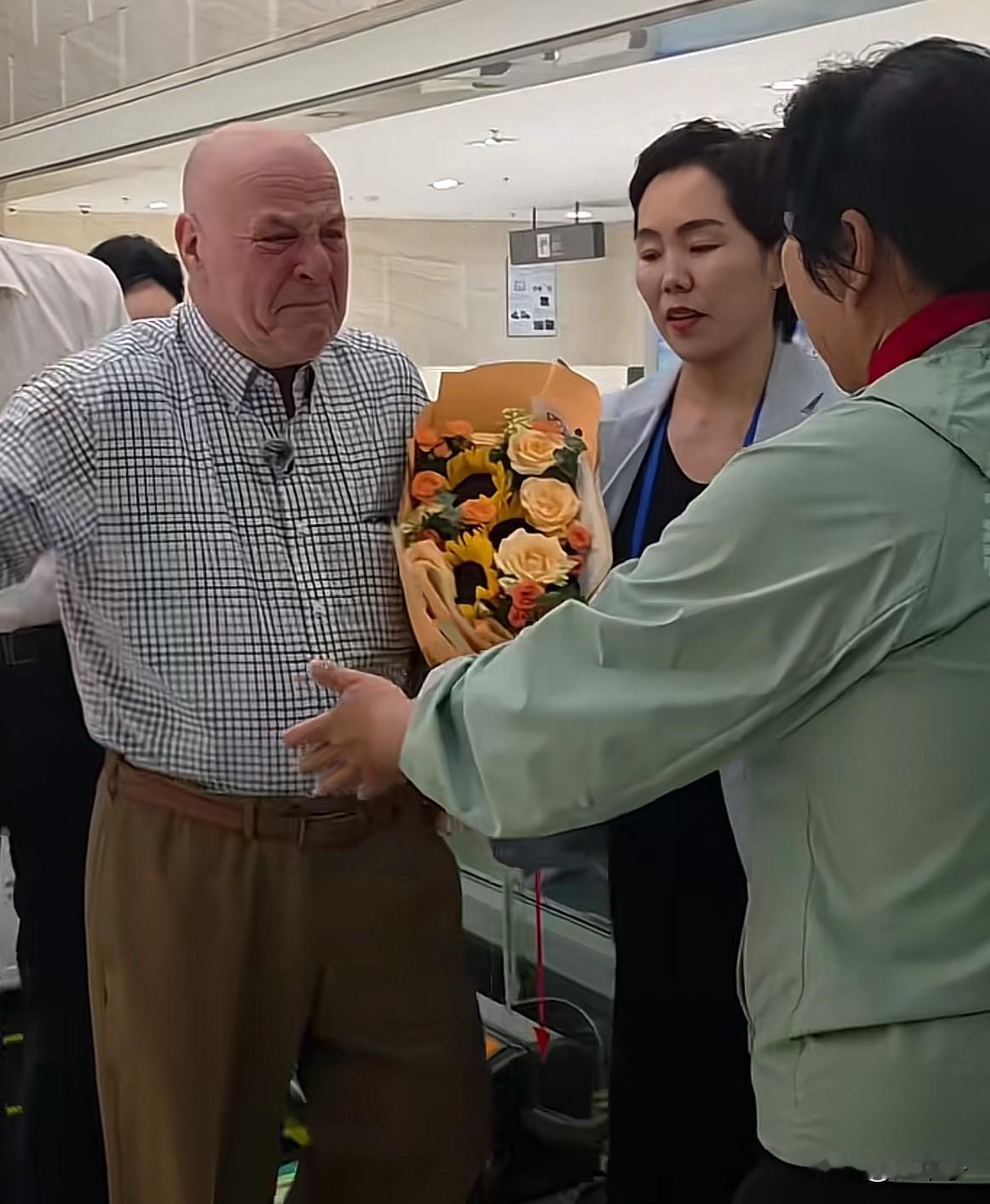 世间最动人的友谊，无关国籍，不分山海，只关于善良与坚守。美国教师捐5000美金治