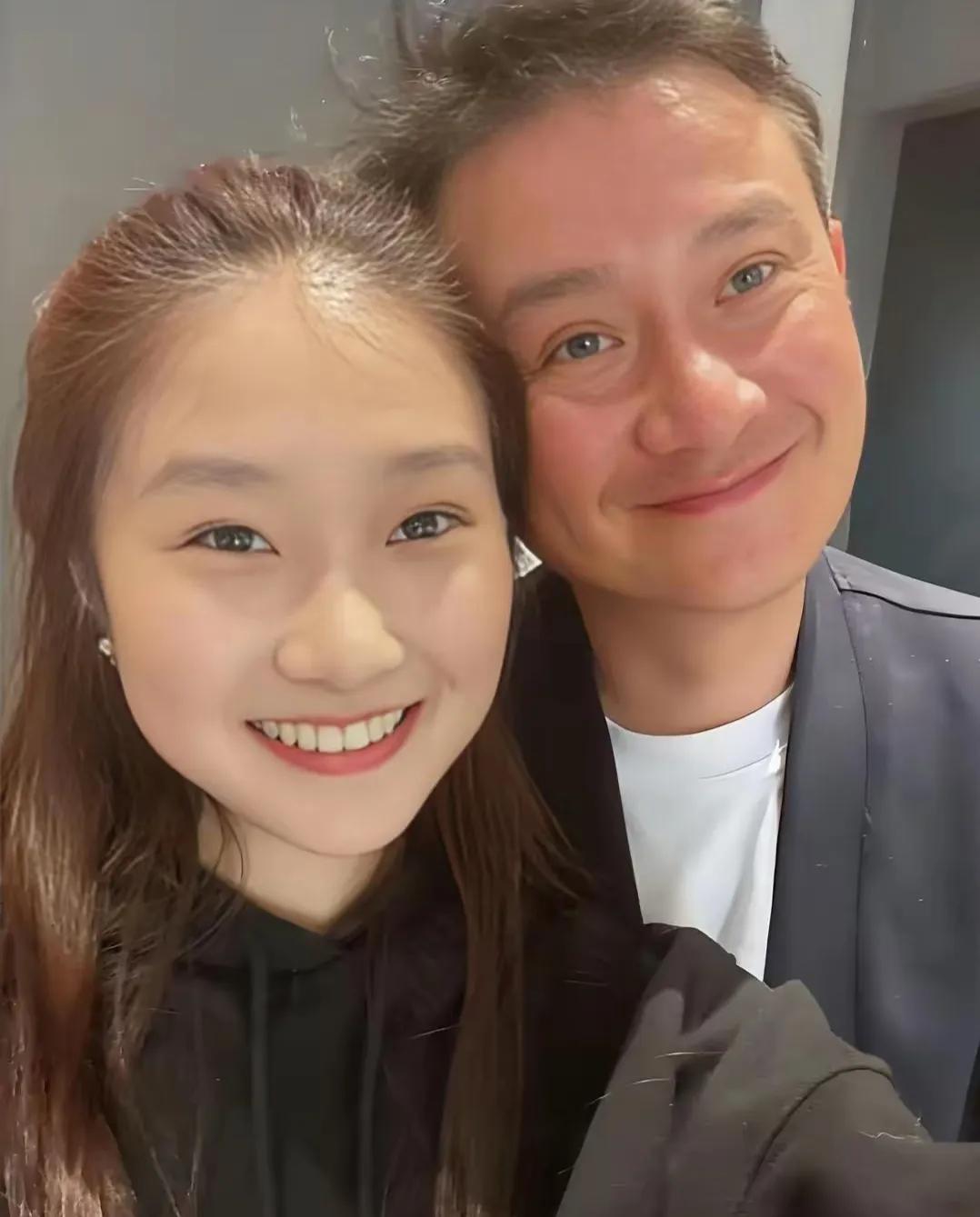 文章和17岁女儿文君竹同框。这孩子真的长的既像妈又像爸，父女俩的鼻子一模一样。牙