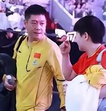 邱贻可没进名单。

马琳接手临场。

唯独没想到的是，他一声没吭，自己买好票跟队