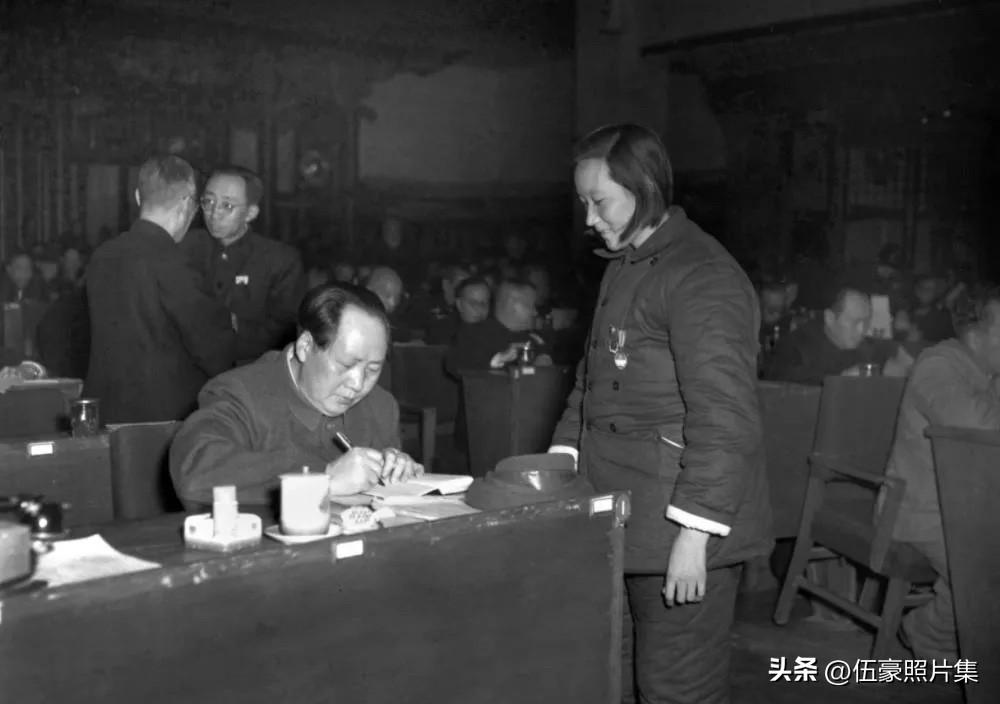 1951年10月，毛泽东主席在全国政协一届三次会议上为特级治淮模范李秀英签名。1