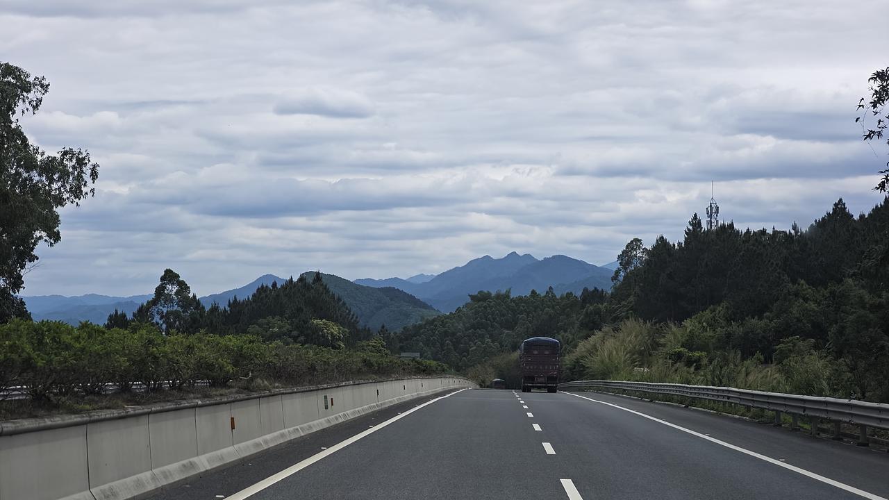 和小胖一直走的原来是汕湛高速，由湛江到汕头的。我说咱俩干脆开汕头去吧，何必让毛驴