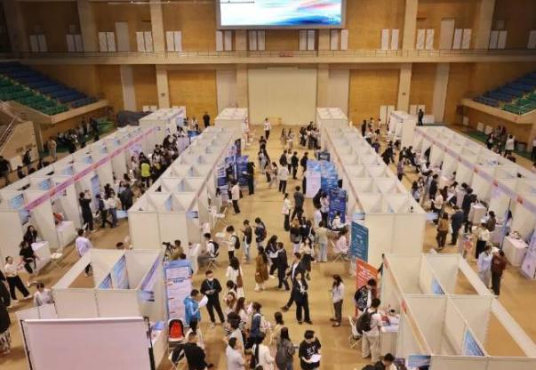 中央亮剑了，十五五规划直接把"遮羞布"扯了下来，5000万大学生，满大街的本科文