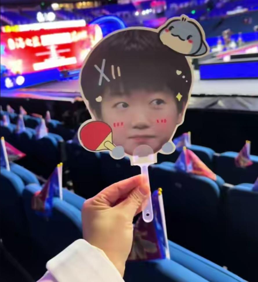 万万没想到。
王楚钦去了南京还作为运动员代表宣誓。
总感觉哪不对劲，怪怪的？
大