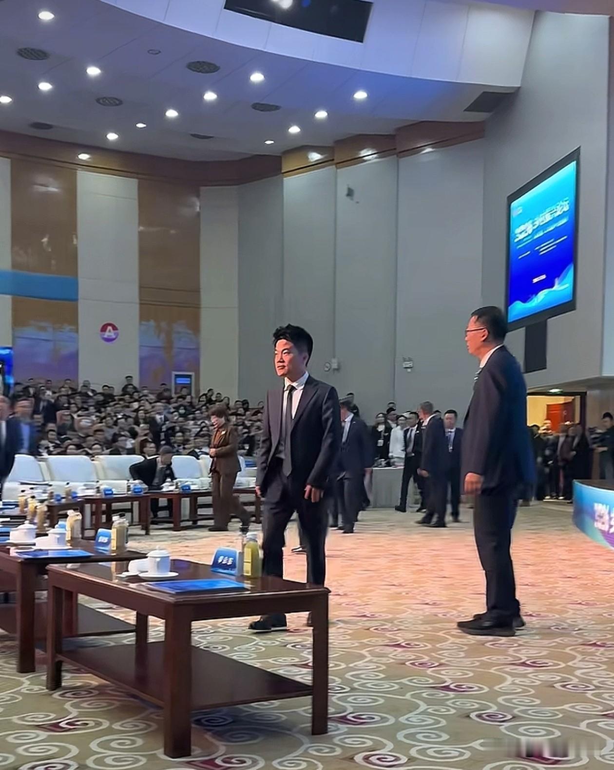 董宇辉说，卖农产品最是出力不讨好的事情了。还有的人说还不就是只为了挣，单纯只为了
