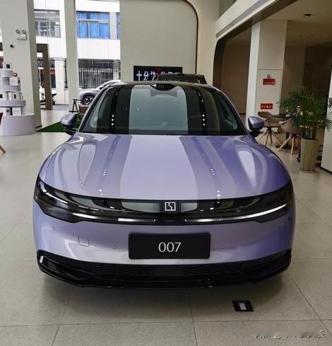 新年开007出门，心情直接拉满！贯穿灯一亮，年味和气场一起到位，停在哪都很吸睛。