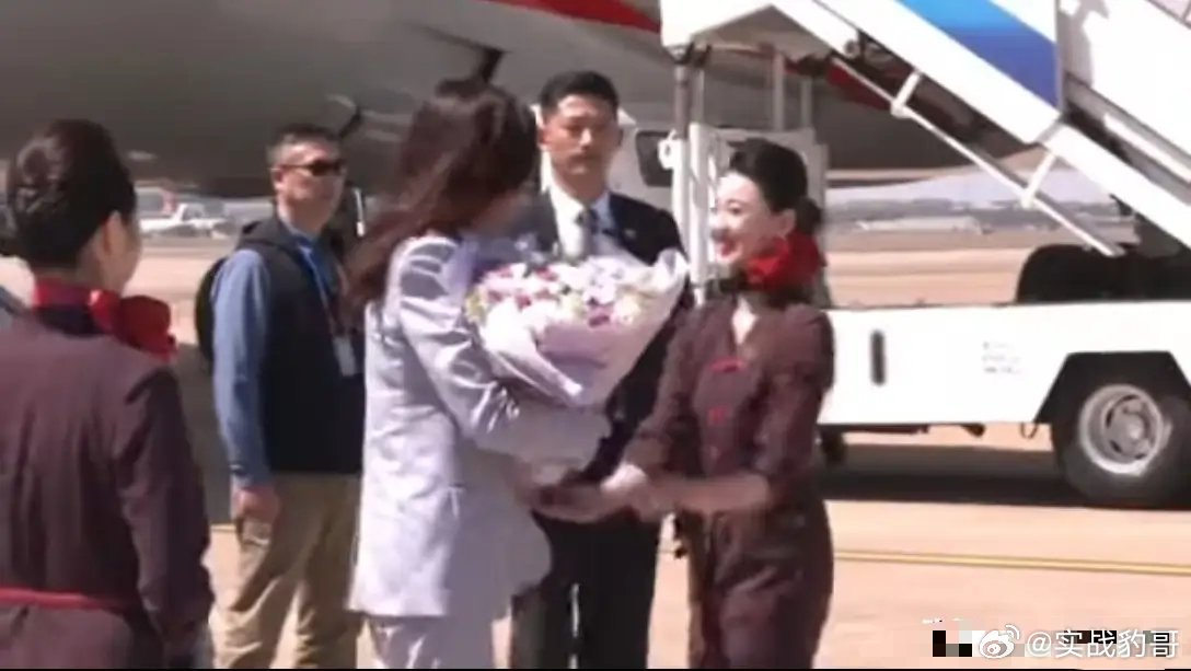 率团访大陆的郑丽文，通过两个细节看出来她不拘小节......当郑丽文走下飞机后，
