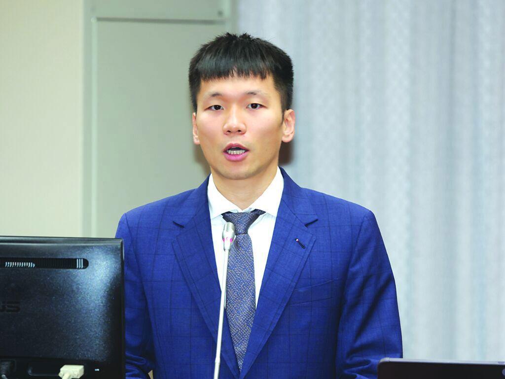 李洋被欺负罚站？徐巧芯揭1互动：2绿委没说话他不敢坐
立法机构教育及文化委员会3