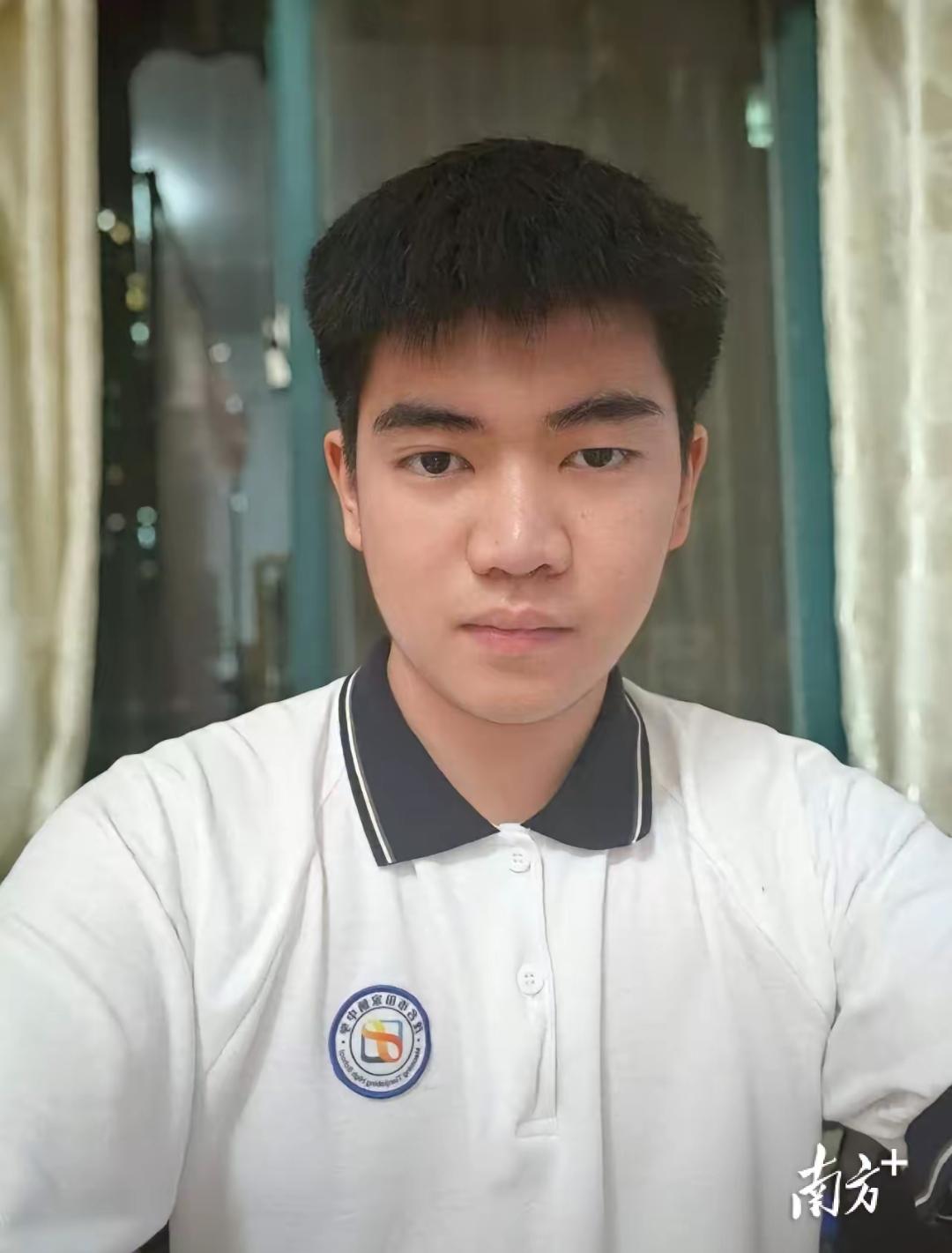 “读书就要报国！”广东茂名，一位男生查分后发现自己考了高分，而在班主任眼中，这是