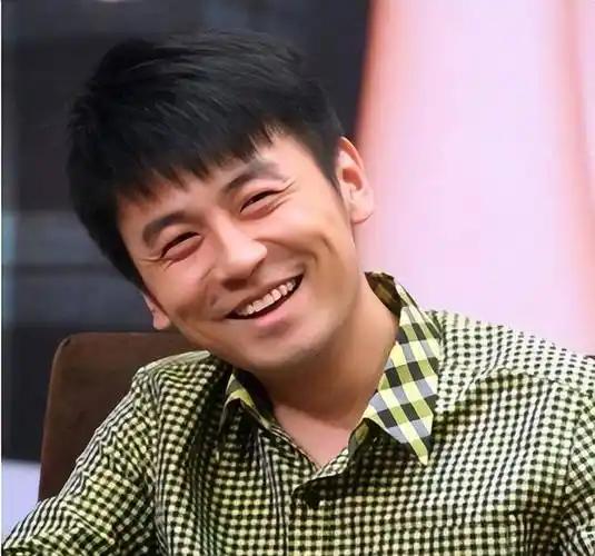雷佳音说：“上中学的时候，当时我就跪在地上，我跟全班人说，我说谁也别跟我抢，这女