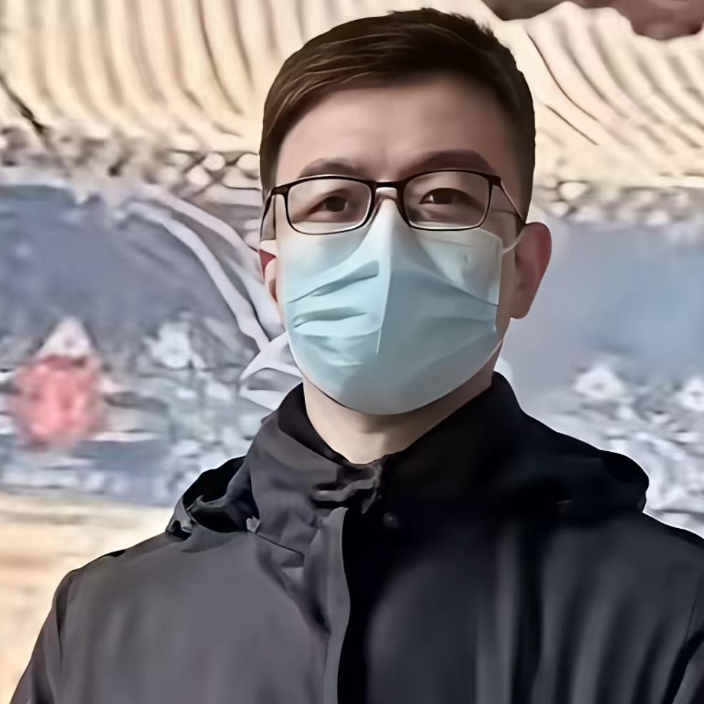 你们发现了吗，朱女士老公的眼神，很可怕，朱女士的一段视频，她老公戴着口罩，双手插