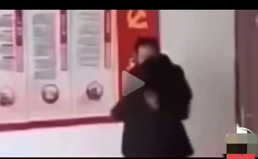 又是办公室恋情，男女拥抱完后，女人先出门。
男人走到角落才发现上方的监控，吓得大