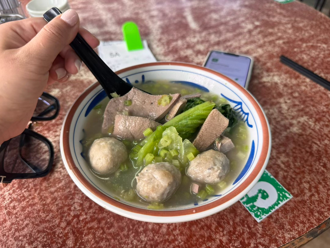 元朗合隆吃一碗淨餸，菜底多芹菜，胡椒汤底，舒服。他们家的辣椒🌶️菜脯不是开玩笑