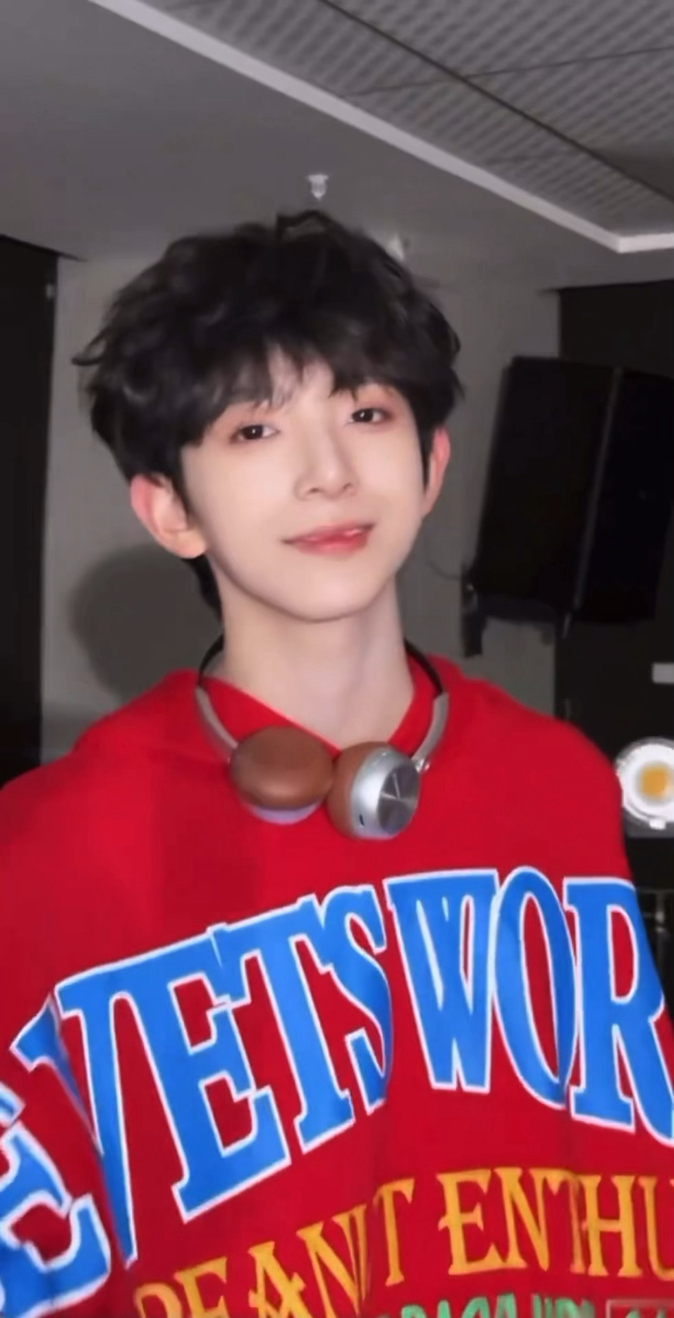 陈浚铭米糕摇视频陈浚铭跳米糕摇视频，红衣好甜好可爱啊，一笑就完全被俘获啦