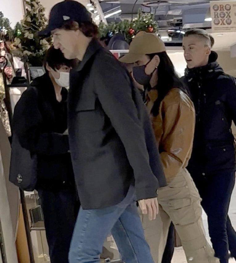 水果姐特鲁多牵手出行 近日，水果姐Katy Perry和男友特鲁多被拍到在东京牵