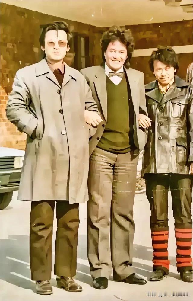 八十年代的赵本山大叔，也是一枚时尚小鲜肉，高挑的个子，流行的爆炸头，西装革领，阳