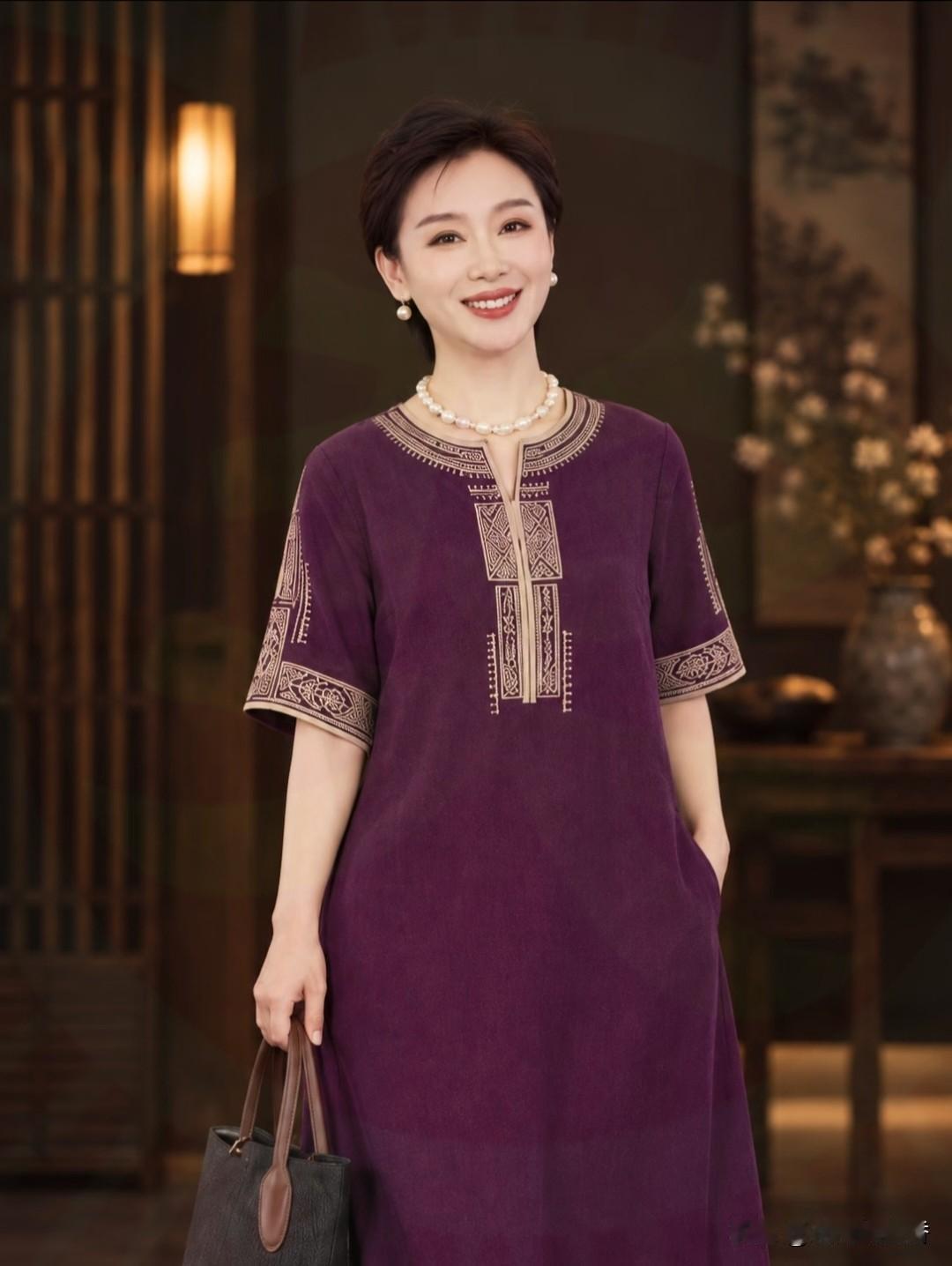 中年女人的雅致穿搭
 
穿上这件紫色刺绣连衣裙，瞬间感觉气质拉满。面料舒适透气，