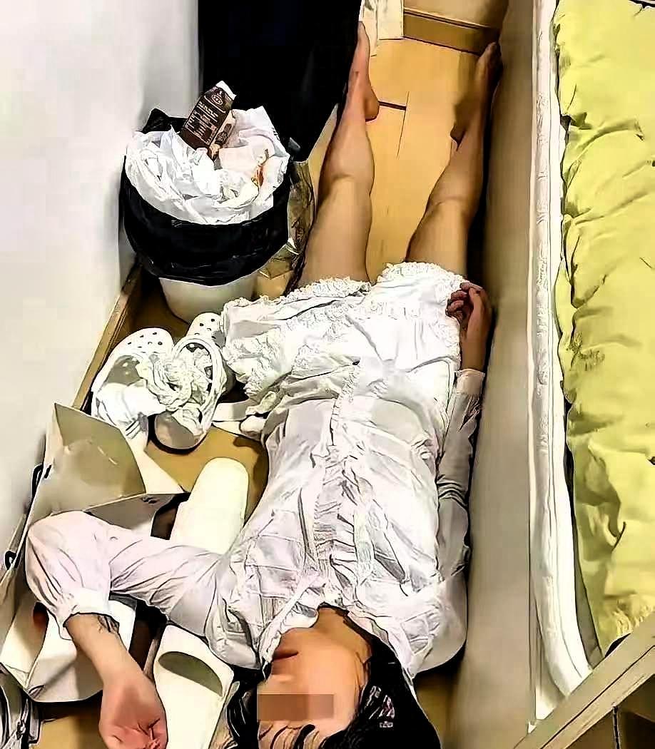 苏州一个麻醉科医生，叫邱小强。
他花了整整两年，每天都在妻子顾苏的咖啡里，加一点