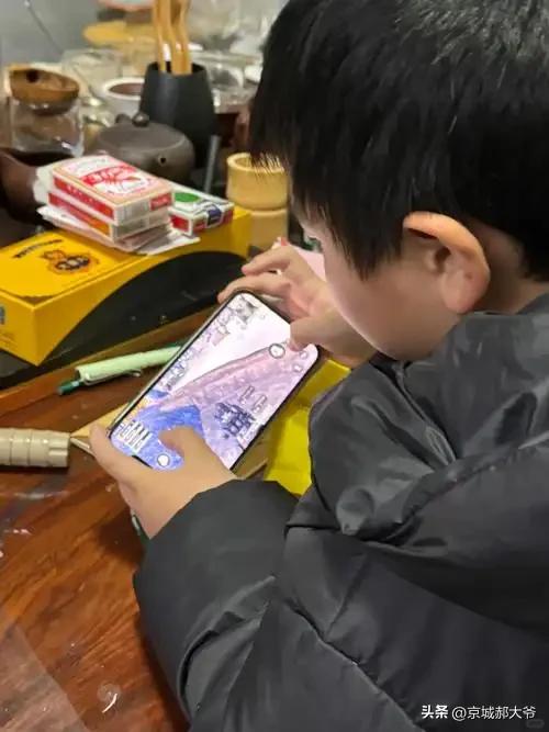 现在10后的很多小孩是真可怜，听歌爱听以前的，打戏要看以前的，动画片要看以前的，