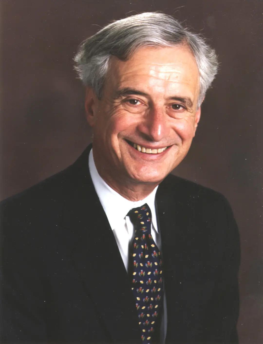 卡耐基曾说：
“婚姻的成功，
首先应是自己该如何
做一个适合的人，
而不仅仅是寻