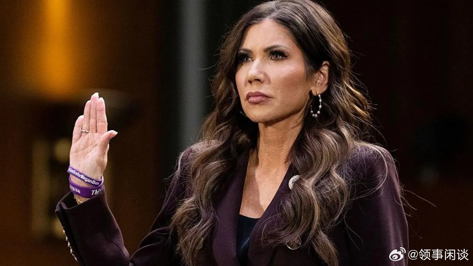 【从枪杀家犬到乘坐豪华私人飞机：克里斯蒂·诺姆六次登上新闻头条】[部分图片来自美