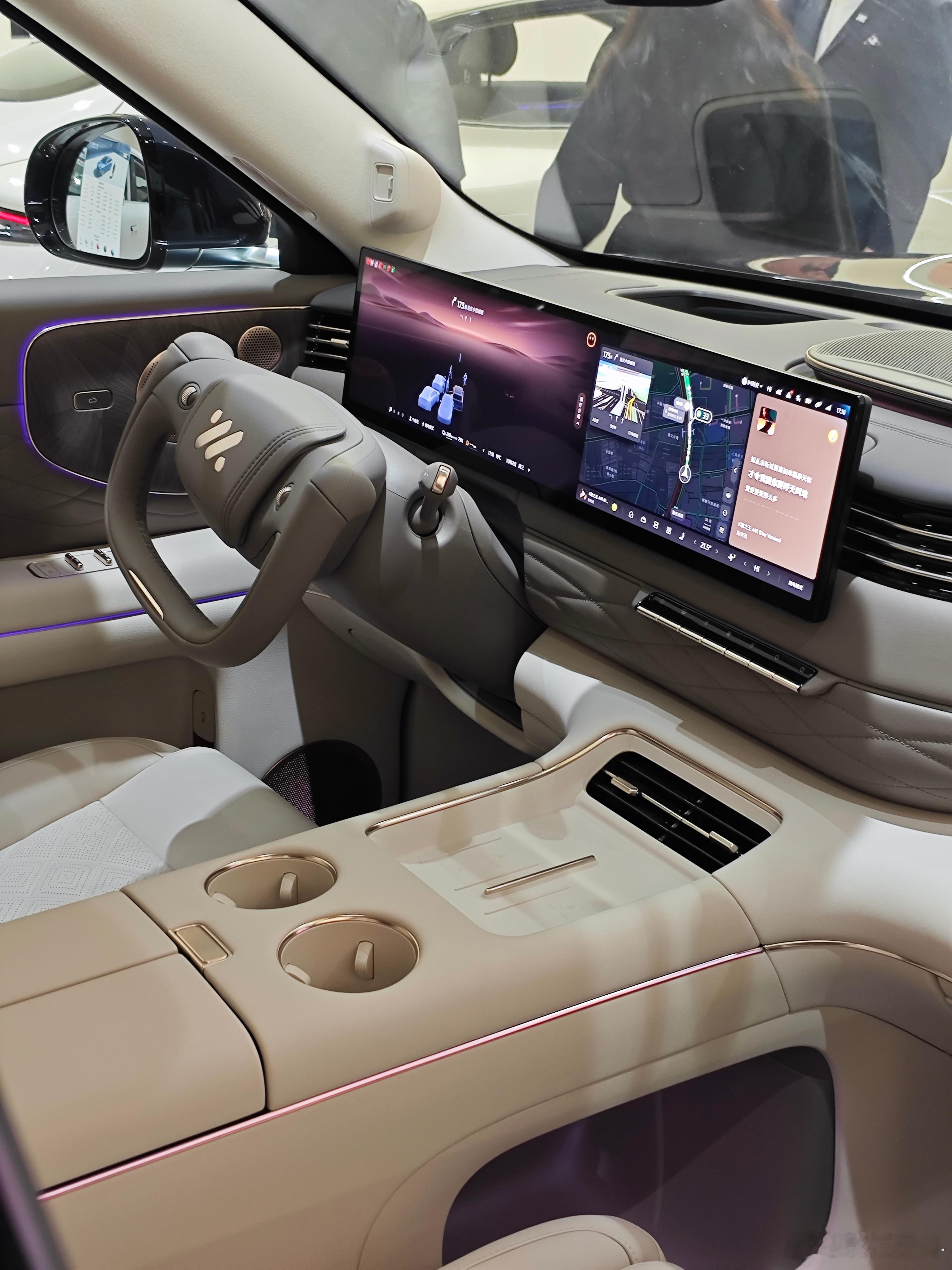 智己LS9内饰（一）这个浅色内饰就是最优选，内饰用料扎实，能摸到的地方基本全包N