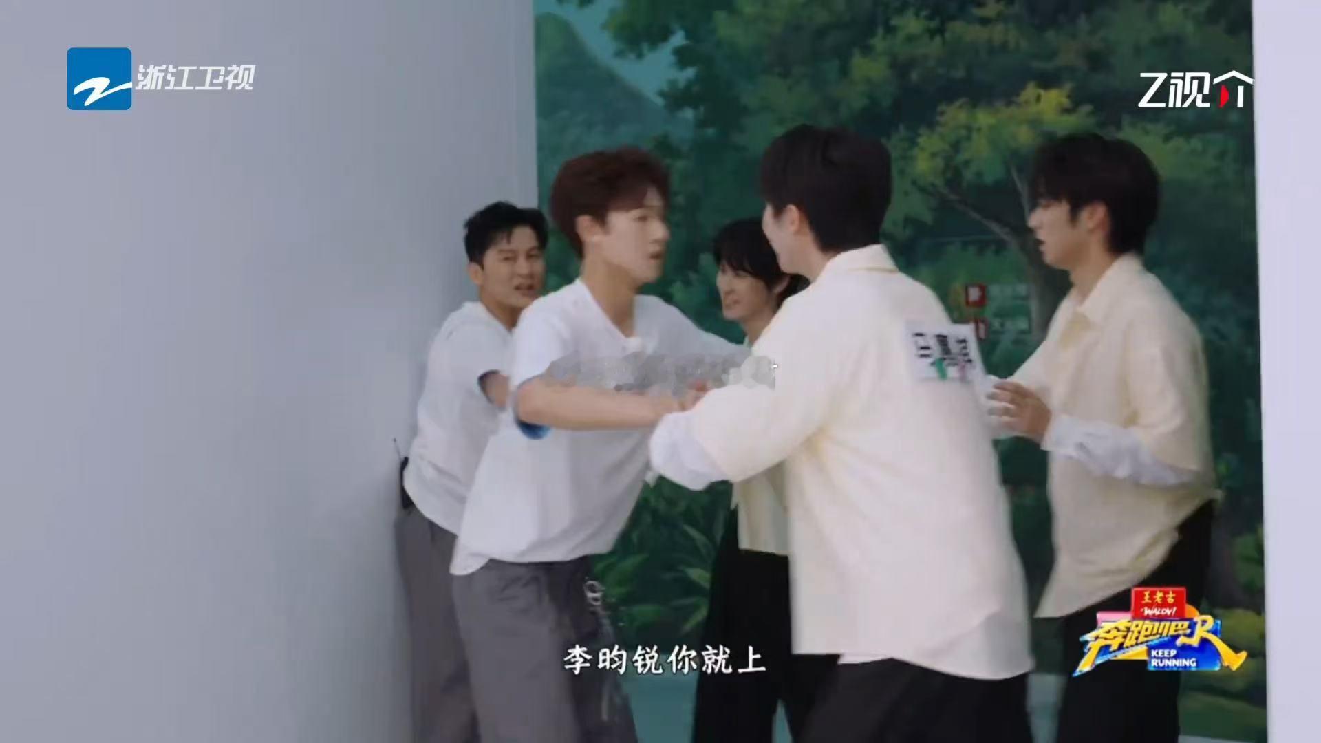 刘耀文夸李昀锐太有劲了奔跑吧 刘耀文被围剿撕掉后第一句话是夸李昀锐太有劲了，这种