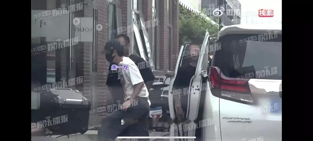 朱一龙、吴磊现身管虎工作室，为《东极岛》映前宣传做准备 ​​​