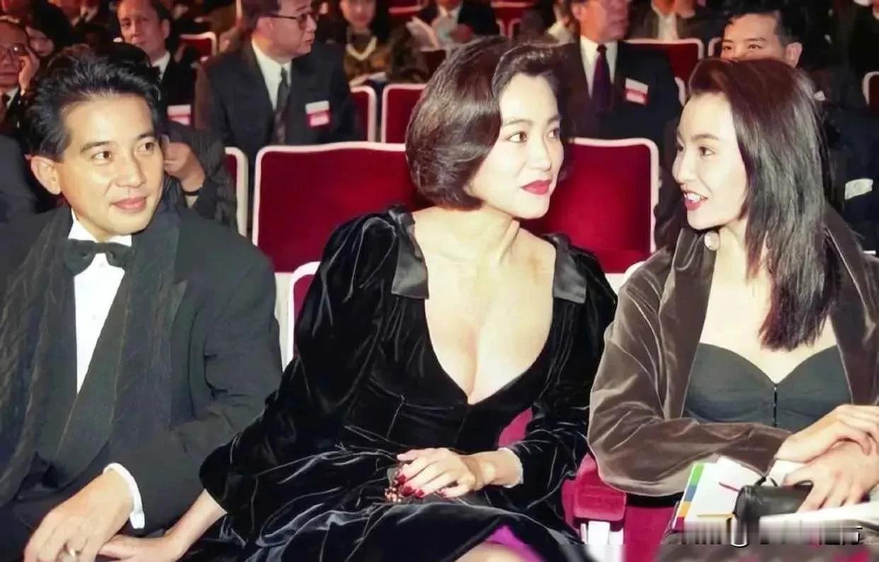 1998年，香港。秦汉和林青霞年轻时的照片，男的帅，女的漂亮。