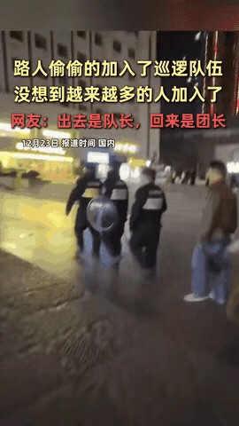 笑不活了！
       三名工作人员正整齐巡逻，走着走着发现路人都在瞅身后，回