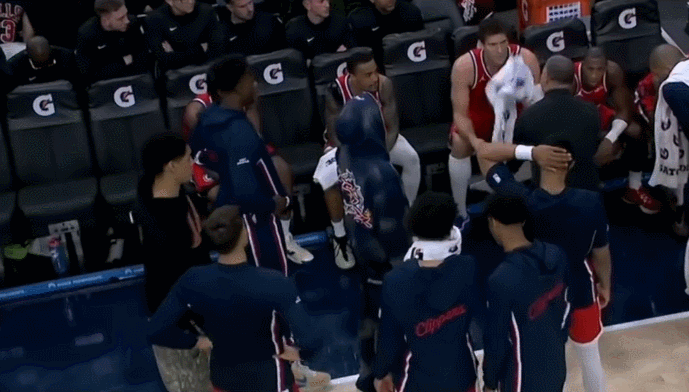 泰伦·卢摔战术板，小卡一脚踢开 