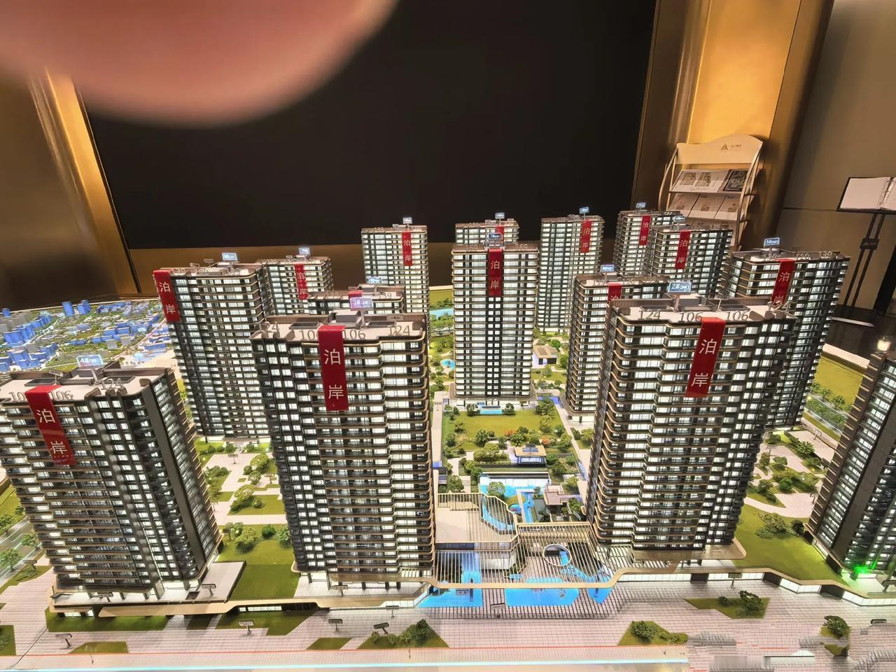 先说说新房的好处。新房户型设计新颖，什么玄关、飘窗、落地窗，那都是标配，住起来时