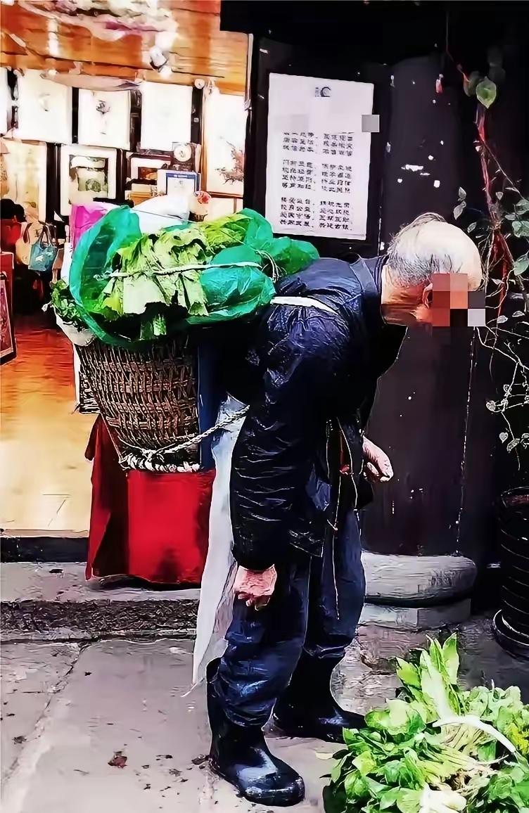泪目！河南郑州，一68岁卖菜大爷在餐馆躲雨，老板送了一碗牛肉，二两白酒。喝完后，