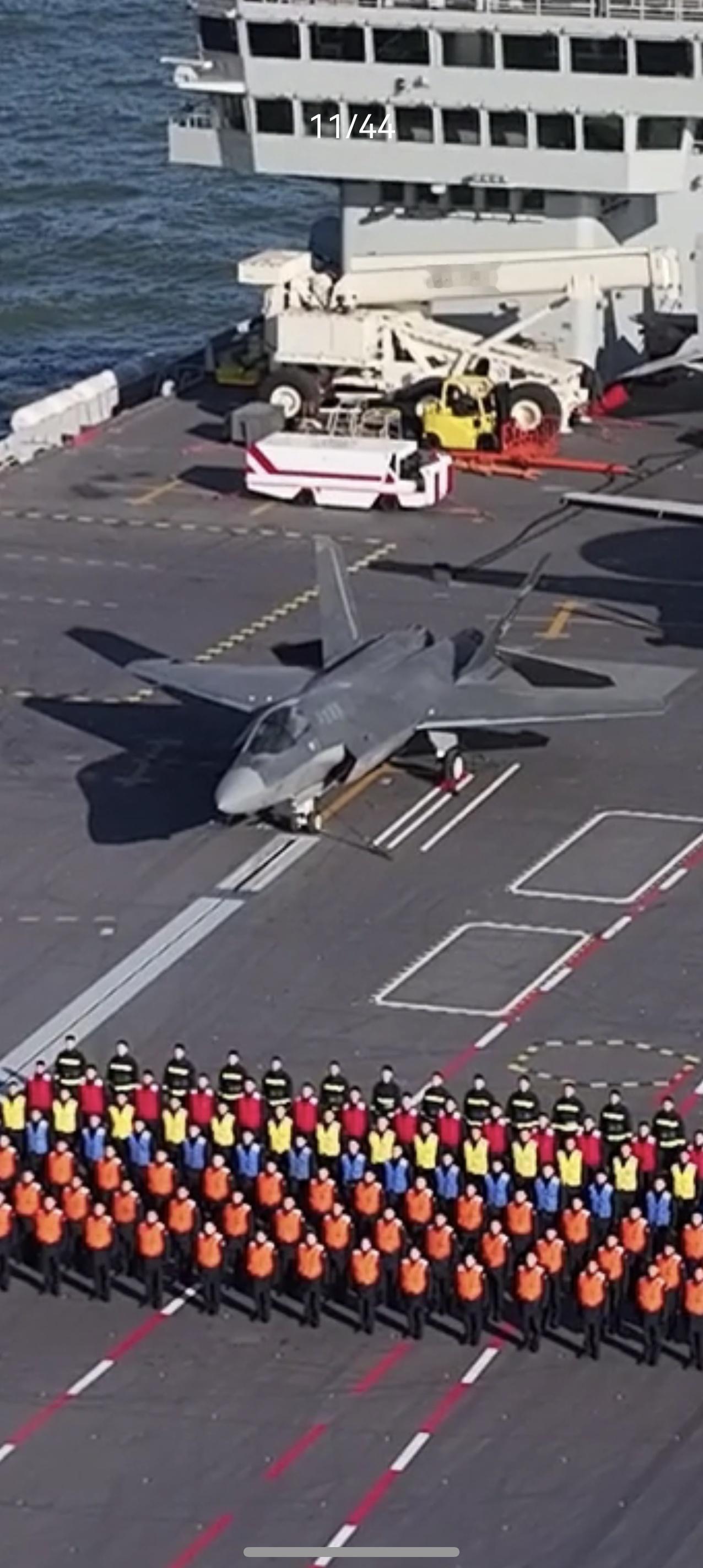 福建舰官兵拜年画面上，甲板上摆了三种型号舰载机，后方降落区域轮胎印非常醒目，而且